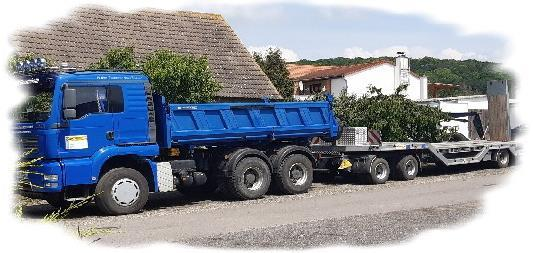 MAN-Sattelzug mit Tieflader